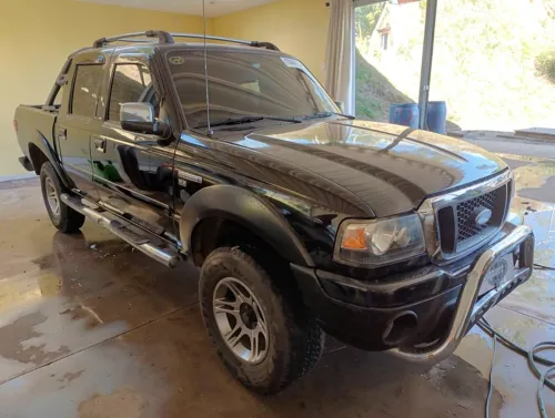 Ford Ranger fotografado em um anúncio de leilão
